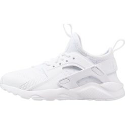 Nike Sportswear HUARACHE RUN ULTRA (PS) Tenisówki i Trampki white. Białe trampki dziewczęce Nike Sportswear, z tworzywa sztucznego. W wyprzedaży za 191,95 zł.
