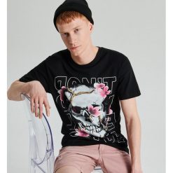 Koszulka z nadrukiem z kolekcji Cherry Blossoms - Czarny. Czarne koszulki męskie Cropp, s, z nadrukiem, bez kołnierzyka, bez rękawów. Za 39,99 zł.