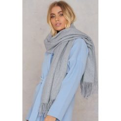 Szaliki damskie: NA-KD Accessories Szalik z domieszką wełny – Grey