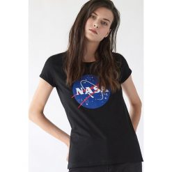 Koszulka NASA - Czarny. Czarne koszulki damskie Sinsay, s, bez wzorów, bez kołnierzyka. Za 29,99 zł.