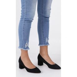 Czarne czółenka skórzane zamszowe na niskim obcasie Casu DS-250/A. Czarne buty ślubne damskie marki Casu, z zamszu, na niskim obcasie. Za 229,99 zł.