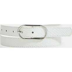 Pasek z imitacji krokodylej skóry - Biały. Białe paski damskie Mohito, w paski, ze skóry. Za 29,99 zł.
