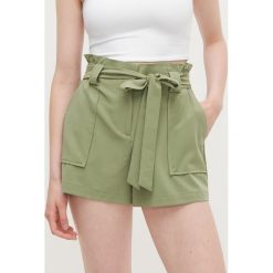 Szorty z paskiem - Khaki. Brązowe szorty damskie Reserved, bez wzorów. W wyprzedaży za 29,99 zł.