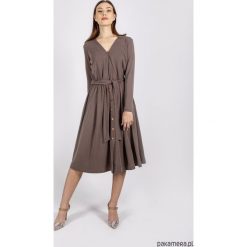 Sukienka Lota, mysio-szara. Szare sukienki damskie Pakamera, bez wzorów, klasyczne, z klasycznym kołnierzykiem, bez rękawów, midi, rozkloszowane. Za 359,00 zł.