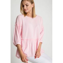 Jasnoróżowa bluzka z falbaną RABARBAR. Różowe bluzki damskie RABARBAR, s, bez wzorów, z tkaniny, eleganckie, z okrągłym kołnierzem, bez rękawów. W wyprzedaży za 91,00 zł.