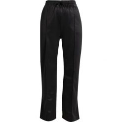 Tiger of Sweden Jeans HUSTLE Spodnie treningowe black. Czarne jeansy damskie marki Tiger of Sweden Jeans, m, z jeansu. W wyprzedaży za 344,25 zł.
