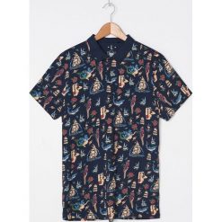 Koszulka polo z nadrukiem w stylu oldschool - Granatowy. Niebieskie koszulki męskie House, s, z nadrukiem, retro, polo, bez rękawów. W wyprzedaży za 49,99 zł.