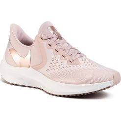 Buty NIKE - Zoom Winflo 6 AQ8228 200 Stone Mauve/Mtlc Red Bronze. Różowe buty sportowe damskie Nike, bez wzorów, z tworzywa sztucznego, sportowe, do biegania, nike zoom. Za 419,00 zł.