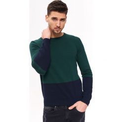 SWETER MULTIKOLOROWY. Zielone swetry klasyczne męskie marki Top Secret, na lato, xxl, klasyczne, z okrągłym kołnierzem. Za 119,99 zł.