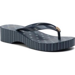 Japonki TORY BURCH - Cut-Out Wedge Flip Flop 56485 Tory Navy/Shibori Dot 425. Niebieskie klapki damskie Tory Burch, bez wzorów, z tworzywa sztucznego, bez obcasa, na obcasie. W wyprzedaży za 269,00 zł.