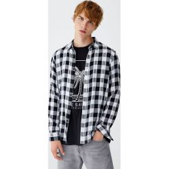 Koszula w kratkę buffalo. Białe koszule męskie Pull&Bear, m, w kratkę, bez kołnierzyka, bez rękawów. Za 55,90 zł.