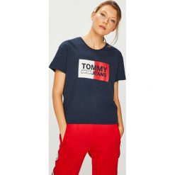 Tommy Jeans - Top. Niebieskie topy damskie marki Tommy Jeans, s, z nadrukiem, z bawełny, z okrągłym kołnierzem. Za 159,90 zł.