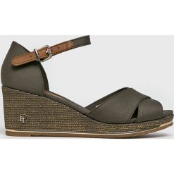 Tommy Hilfiger - Koturny. Brązowe koturny damskie TOMMY HILFIGER, bez obcasa, na obcasie, na klamry. W wyprzedaży za 319,90 zł.