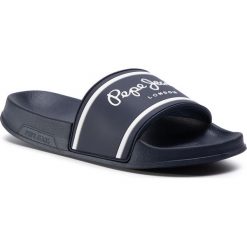 Klapki PEPE JEANS - Slider Logo Boys PBS70034 Navy 595. Niebieskie sandały chłopięce Pepe Jeans, z jeansu, bez zapięcia. Za 129,00 zł.