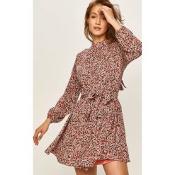 Answear - Sukienka. Sukienki damskie ANSWEAR, na co dzień, m, w kwiaty, z wiskozy, casualowe, z golfem, z długim rękawem, długie, mini, rozkloszowane. W wyprzedaży za 109,90 zł.