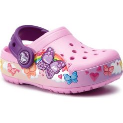 Klapki CROCS - Cfl Butterflyband Lights 205649 Carnation. Różowe sandały dziewczęce Crocs, z tworzywa sztucznego, bez zapięcia. W wyprzedaży za 169,00 zł.