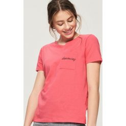 Bawełniany t-shirt z kieszenią - Pomarańczo. Różowe t-shirty damskie Sinsay, l, z bawełny. W wyprzedaży za 14,99 zł.