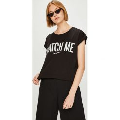 Answear - Top Watch Me. Czarne topy damskie marki ANSWEAR, l, z nadrukiem, z bawełny, z okrągłym kołnierzem. W wyprzedaży za 39,90 zł.