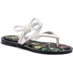Japonki MELISSA - Flip Flop + Jason Wu A 32462 Black/White 52670. Białe klapki damskie Melissa, bez wzorów, z tworzywa sztucznego, bez obcasa, na obcasie. W wyprzedaży za 219,00 zł.