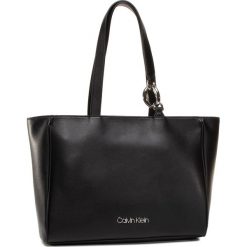 Torebka CALVIN KLEIN - Ck Chain Shopper K60K606684 BLK. Czarne torby damskie na zakupy Calvin Klein, bez wzorów, ze skóry ekologicznej, klasyczne, na ramię, bez dodatków. Za 699,00 zł.