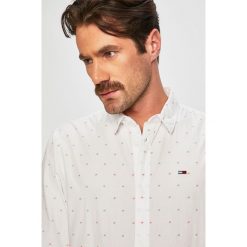 Tommy Jeans - Koszula. Białe koszule męskie Tommy Jeans, xl, bez wzorów, z bawełny, klasyczne, z klasycznym kołnierzykiem, z długim rękawem. W wyprzedaży za 239,90 zł.