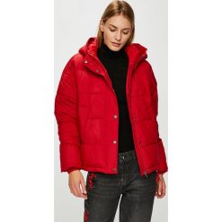 Vero Moda - Kurtka. Czerwone bomberki damskie Vero Moda, l, z materiału, z kapturem. W wyprzedaży za 199,90 zł.