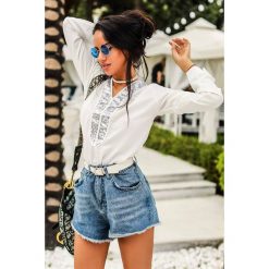 Damska bluzka DRIZELDA WHITE. Białe bluzki damskie IVET, z aplikacjami, eleganckie, bez kołnierzyka, bez rękawów. W wyprzedaży za 79,00 zł.