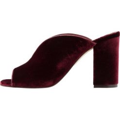LK Bennett CARMELA Klapki red/black raspberry. Czerwone klapki damskie marki LK Bennett, z materiału. Za 1069,00 zł.