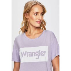 Wrangler - Top. Fioletowe bluzki damskie Wrangler, s, z nadrukiem, z poliesteru, casualowe, z okrągłym kołnierzem, z krótkim rękawem. W wyprzedaży za 99,90 zł.