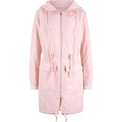 Lekki płaszcz outdoorowy z kapturem bonprix pastelowy jasnoróżowy. Różowe płaszcze damskie bonprix. Za 149,99 zł.