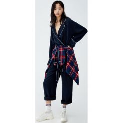 Długi kopertowy kombinezon z wiązaniem. Szare kombinezony damskie marki Pull&Bear, z kopertowym dekoltem, z długim rękawem, długie. Za 199,00 zł.