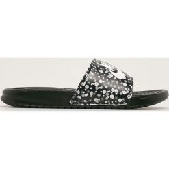 Nike - Klapki Benassi Jdi. Czarne klapki damskie Nike, bez wzorów, z gumy, bez obcasa, na obcasie. Za 129,90 zł.