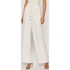 Guess Jeans - Spodnie. Białe spodnie damskie Guess Jeans, s, z poliesteru, z podwyższonym stanem. Za 539,90 zł.