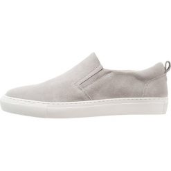 Shoe The Bear ADAM Półbuty wsuwane light grey. Szare trampki męskie marki Shoe The Bear, ze skóry. W wyprzedaży za 407,20 zł.