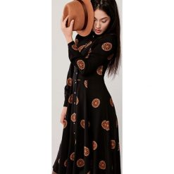 Sukienka Colette Manicata z brązem 32 brązowy. Pomarańczowe sukienki damskie Marie Zélie, m, w paski, z bawełny, eleganckie, z okrągłym kołnierzem, z długim rękawem, długie, midi, szmizjerki. Za 337,00 zł.