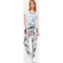 T-SHIRT KRÓTKI RĘKAW DAMSKI Z NADRUKIEM. Szare t-shirty damskie Top Secret, z nadrukiem. Za 29,99 zł.
