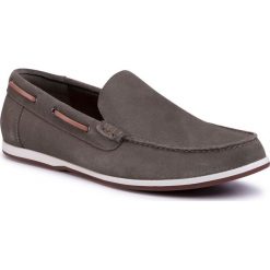 Mokasyny CLARKS - Morven Sun 261481757 Olive Suede. Zielone mokasyny męskie Clarks, ze skóry, eleganckie. W wyprzedaży za 299,00 zł.