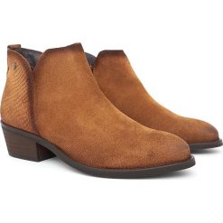 Skórzane botki w kolorze jasnobrązowym. Pomarańczowe botki damskie Abril Flowers, bez obcasa, bez zapięcia. W wyprzedaży za 269,95 zł.