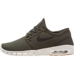 Nike SB STEFAN JANOSKI MAX Tenisówki i Trampki sequoia/black/medium brown/light bone. Zielone trampki i tenisówki damskie marki Nike SB, z tworzywa sztucznego. W wyprzedaży za 384,30 zł.