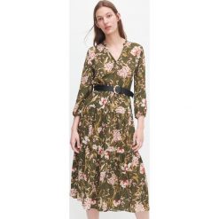 Sukienka w kwiaty - Khaki. Brązowe sukienki damskie Reserved, w kwiaty, bez kołnierzyka, bez rękawów. Za 179,99 zł.