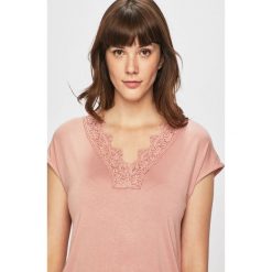 Vero Moda - Top. Różowe t-shirty damskie Vero Moda, s, bez wzorów, z elastanu, casualowe, bez kołnierzyka. W wyprzedaży za 49,90 zł.