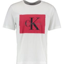 Calvin Klein Jeans TIKIMO REGULAR FIT TEE Tshirt z nadrukiem bright white. Białe koszulki polo męskie Calvin Klein Jeans, xxl, z nadrukiem, z bawełny. W wyprzedaży za 206,10 zł.
