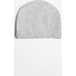 Simple - Czapka. Szare czapki zimowe damskie marki Simple, na zimę, z dzianiny. W wyprzedaży za 99,90 zł.