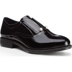 Buty damskie. Czerwone półbuty damskie Wittchen, bez wzorów, ze skóry, eleganckie, bez obcasa, bez zapięcia. W wyprzedaży za 335,90 zł.
