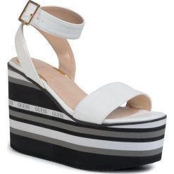 Sandały GUESS - Ramda FL6RMD FAL03 WHITE. Białe klapki damskie Guess, z aplikacjami, ze skóry ekologicznej, bez obcasa, na obcasie. W wyprzedaży za 269,00 zł.