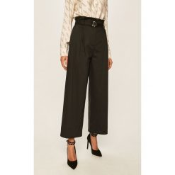 Patrizia Pepe - Spodnie. Legginsy damskie Patrizia Pepe, w paski, z elastanu, z podwyższonym stanem. Za 899,90 zł.