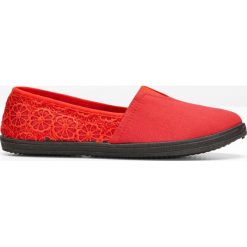 Buty wsuwane bonprix czerwony. Czerwone baleriny damskie marki bonprix, z aplikacjami, z koronki, bez obcasa. Za 69,99 zł.