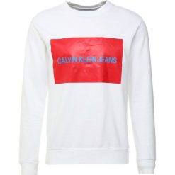 Calvin Klein Jeans INSTITUTIONAL BOX CREW NECK Bluza white. Białe bluzy męskie Calvin Klein Jeans, m, z bawełny. Za 419,00 zł.