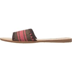 Klapki w kolorze czerwono-czarnym. Czerwone klapki damskie Melissa, Pepe Jeans, bez wzorów, bez obcasa. W wyprzedaży za 79,95 zł.