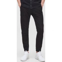 Jeansowe joggery slouchy - Czarny. Czarne spodnie męskie Cropp, m, z jeansu. Za 149,99 zł.